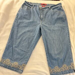 🌻Embroidered Denim Capris